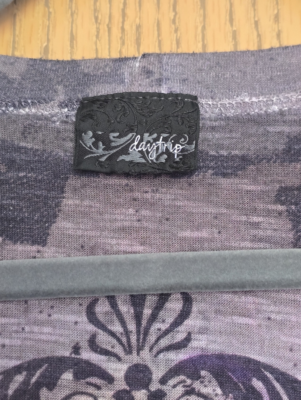 Daytrip Purple Ombre Y2k Fleur-de-Lis Scroll Tee - Picture 3 of 5